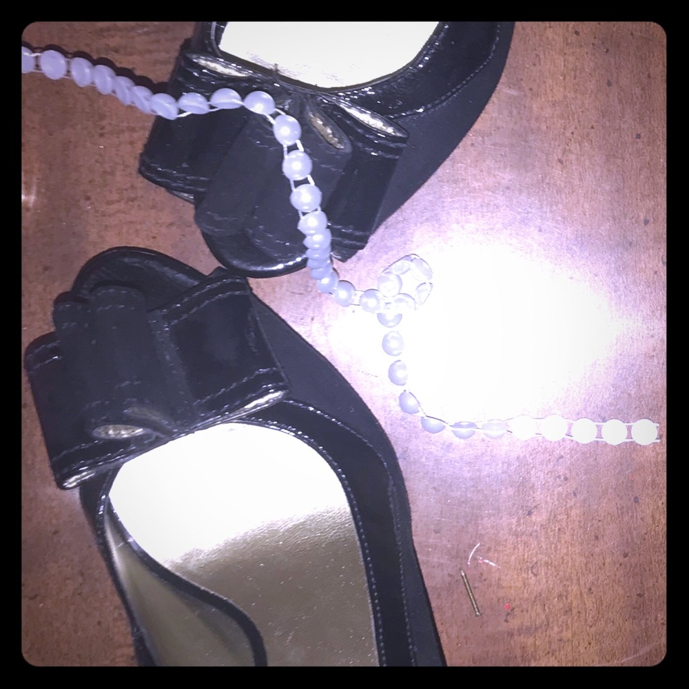 Nine West black pumps with classic look